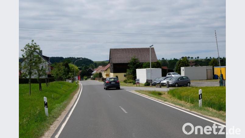 Beobachtungen von Anwohnern nach fahren viele Verkehrsteilnehmer aus Richtung Münchsreuth kommend viel zu schnell nach Oberbibrach hinein. Als Maßnahme gegen die Temposünder soll die offizielle Ortsdurchfahrt bereits an der Einmündung des Rosamühlwegs beginnen. Außerdem soll die Straßenbeleuchtung in der Speinsharter Straße erweitert werden. Bild: do