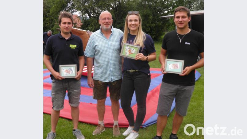 mit auf dem Bild v.li.: 2. Sieger Nico Spörl FFW Lochau, Harald Melzner, Sieger „Kuchenriders“ Katja Kuchenreuther, 3. Sieger „Bauwong Kaitzerschloch“ Manuel Heining Bild: exa