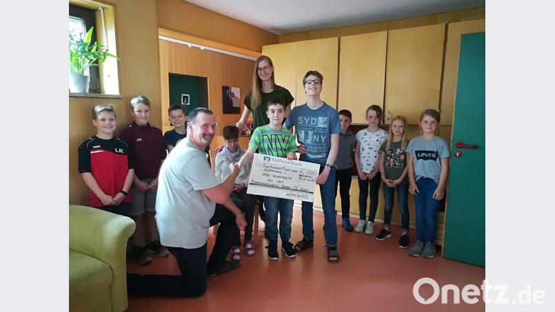 Bei der Scheckübergabe: Die Kinder freuten sich riesig über den Besuch und die Spende aus Wernberg-Köblitz. Bild: exb