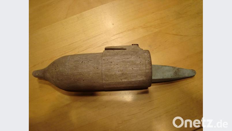 Ein seltenes Stück: Zwischendurch zog der Mäher den Wetzstein aus dem Kumpf (Bild). Früher war dies oft ein Kuhhorn, später war das Material Blech oder gar Holz (Bild). Bild: schß