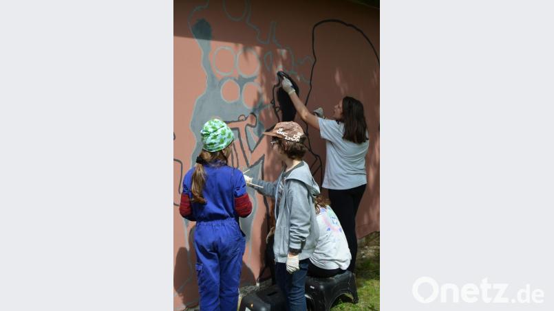 Die Mauer des historischen Pfarrhofs in Wurz kommt jetzt bunt daher. Kinder aus Tschechien, dem Landkreis Neustadt und der Stadt Weiden geben ihr ein neues Gesicht. Bild: exb