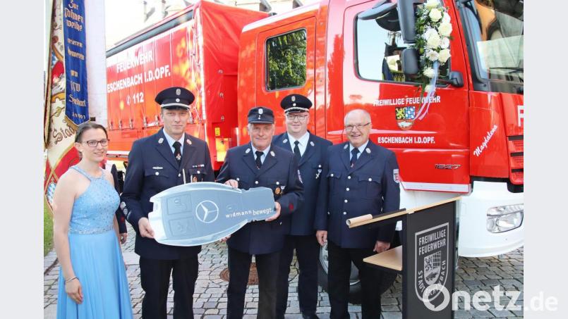 Schlüsselübergabe durch Bürgermeister Peter Lehr (rechts). Bild: jma