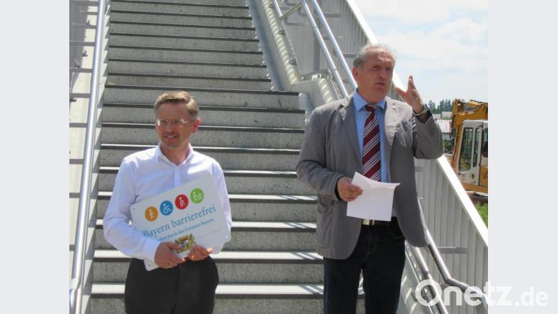 Bürgermeister Werner Prucker bezeichnete den Bahnhaltepunkt Reuth als Aufwertung für die ganze Region und dankte besonders Landtagsabgeordneten Tobias Reiß für dessen Einsatz um die finanzielle Förderung der Bahnaufzüge. Bild: ang