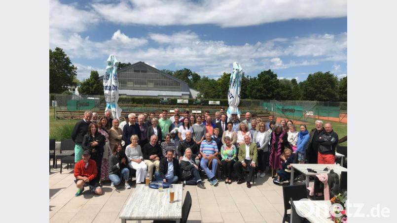 Jede Menge Mitglieder des TC Amberg am Schanzl waren zum Abschied von Petr Strobl gekommen. Bild: exb