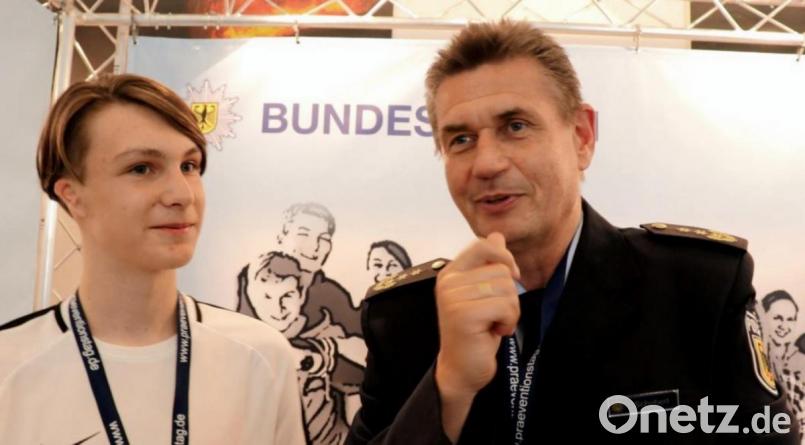Ein Schüler interviewt Jürgen Schubert, Vizepräsident des Bundespolizeipräsidiums. Bild: Bundespolizei