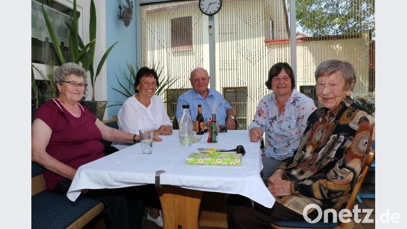 Als Hundertjährige hatte Maria Hanslmair (rechts) einen Wunsch frei. Sie besuchte ihr Heimatdorf Friedenfels und traf Familie und Freunde. Über die gemeinsamen Erinnerungen freuten sich Nichte Lisa Rauh (Zweite von rechts) sowie eine Abordnung der Seniorenvereinigung mit (von links) Erika Stock, Hedwig Wendl und Erwin Bächer. Bild: bsc