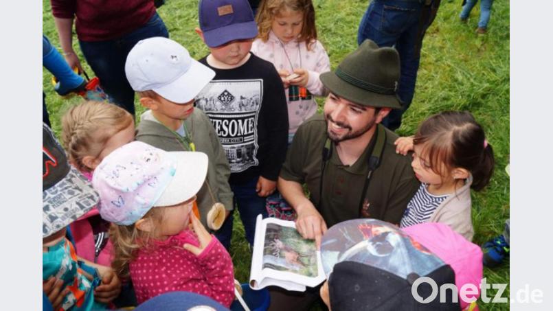 Jäger Martin Ertl beim Waldtag des Kindergartens Bild: fvo