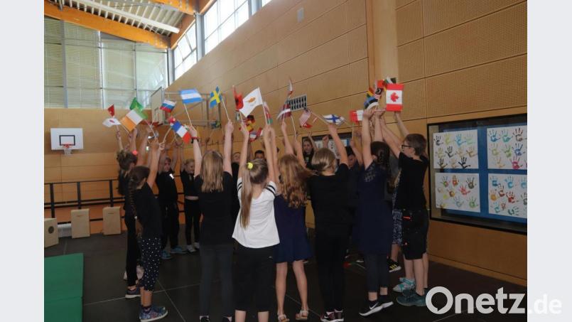 Die Klasse 3a setzte mit dem Waving-Flag-Tanz den europäischen Gedanken in Bewegung um. Bild: mfh