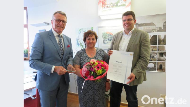 Bürgermeister Franz Stahl, Quartiersmanagerin Cornelia Stahl und BRK-Kreisgeschäftsführer Holger Schedl (von links) bedankten sich öffentlich bei allen, die zum Innovationspreis für &quot;Leben Plus&quot; beigetragen hätten und stellten die neuen Pläne der Institution vor. Bild: ubb