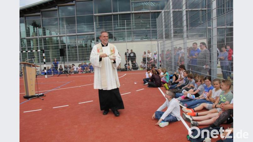 Den kirchlichen Segen spendet Pfarrer Josef Irlbacher der neuen Außensportanlage der Grund- und Mittelschule Schnaittenbach. Bild: ads