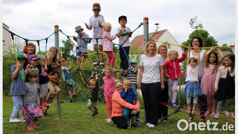 Die stolzen Kindergartenkinder zusammen mit den Erwachsenen (von links): Kindergartenleitung Irmgard Dietrich, Bianca Jahn, Nicole Vogel, Caroline Prechtl (alle drei vom Elternbeirat), Tania Ehbauer und Barbara Götz vom Förderverein des Kindergartens Bild: Nicole Koller