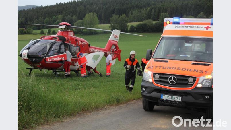 Der Motorradfahrer musste mit dem Hubschrauber nach Weiden geflogen werden. Bild: kro