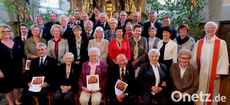 Die Gemeinde St. Johannes Baptista feiert mit vielen Teilnehmern die Jubelkonfirmation. Bild: le