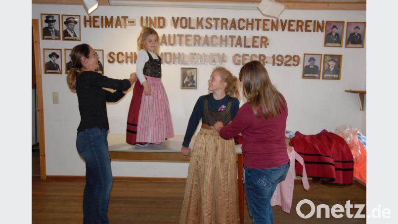 Sitte und Tracht der Alten – das wollen die Trachtler erhalten. Dazu gehören auch Kinder, denn sie sind die Zukunft. In Schmidmühlen sind sie dabei bei der „Gwandanprobe“.	Bild: pop Bild: pop