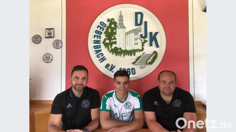 Patrick Hofmann (Mitte), umrahmt von Trainer Faruk Maloku und Josef Nitzbon. Bild: ref