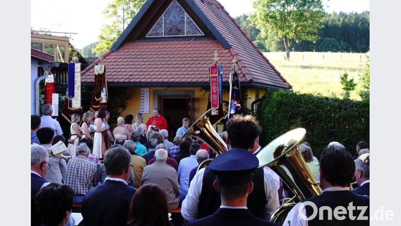 Gottesdienst vor der Hl. Geistkapelle, zelebriert von Pfarrer Reinhard Forster und umrahmt von den Original Fichtelgebirgsmusikanten. Bild: bkr