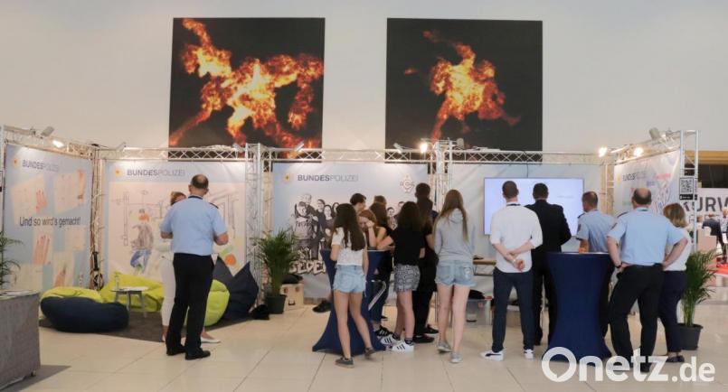 Das Video „#jedersolltewürde“ am Stand der Bundespolizei anschauen. Bild: Bundespolizei