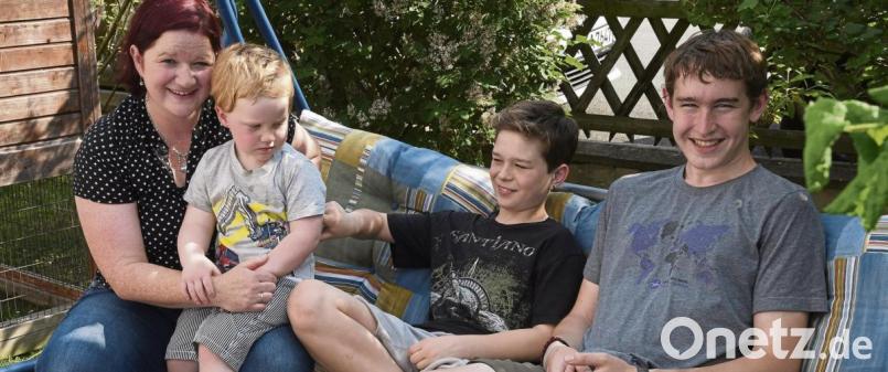 Martina Freibott (von links) sitzt mit Oskar, Robin und ihrem Gast-Sohn John aus den USA auf ihrer Hollywood-Schaukel im Garten. Bis Ende Juni ist der „große Bruder“ noch in Sulzbach, den Sommer verbringt er wieder zu Hause in Minnesota. Bild: Petra Hartl