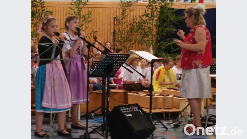 Regina Rester-Achhammer (rechts) hat seit Weihnachten mit den Kindern der Grundschule Hahnbach für den Auftritt der bayerischen Vogelhochzeit geübt. Bild: mma