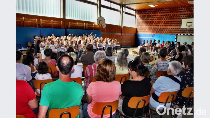 Der große Chor aus den Schülerinnen und Schülern aller Klassen belebte den Gesang mit rhythmischen Bewegungen. Bild: ds