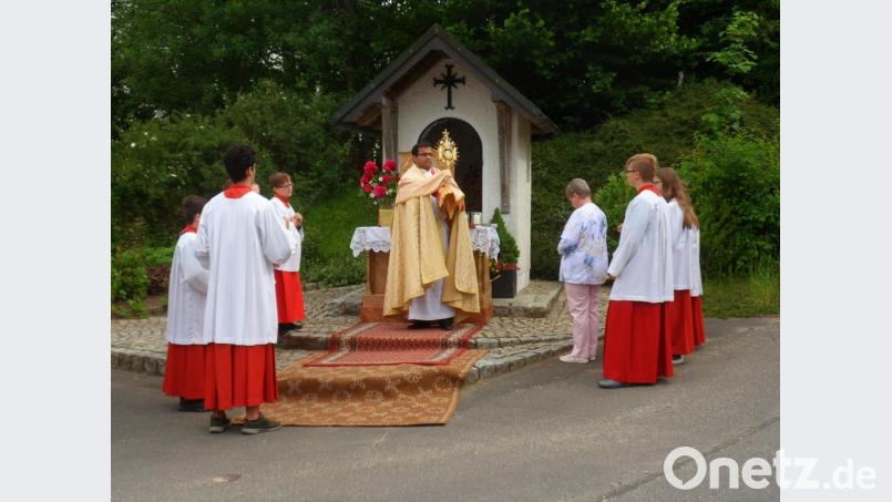 Am ersten Altar im Hölzlashofer Weg spendete der Geistliche mit der Monstranz den Gläubigen seinen Segen. Bild: soj