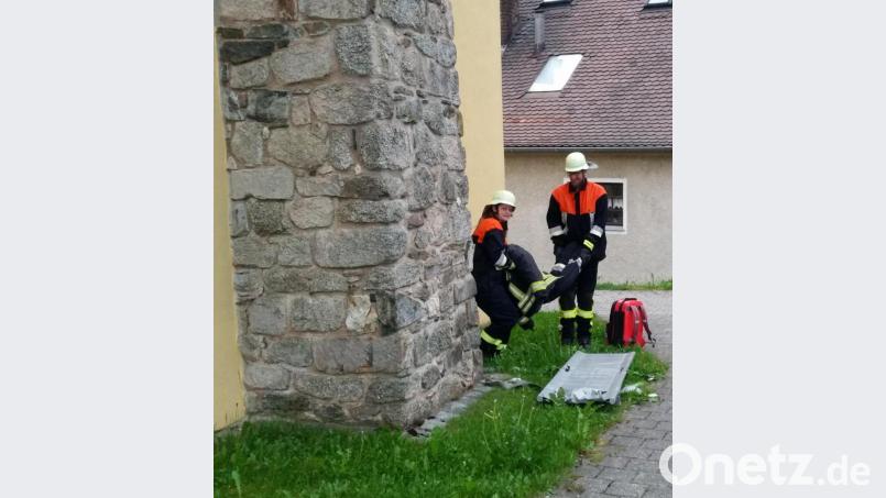 Ein Verletzter wird aus dem Gefahrenbereich gebracht. Bild: dob