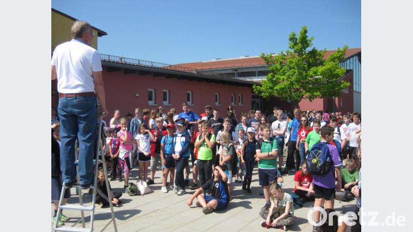 Nach zahlreichen Runden stellen sich die Schüler zu einem gemeinsamen Abschlussfoto auf. Bild: Erhard Tauer
