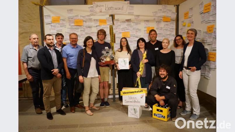 Bürgermeisterin Birgit Höcherl (mit Zepter) und ihre Stellvertreter Josef Irlbacher (vierter von links) und Josef Höcherl (links) dankten dem siebenköpfigen Team (von rechts) des Büros Nonconform. Auch Regierungsvertreter Sebastian Betzold, städtebauliche Beraterin Barbara Wilnhammer (Fünfte von links) und Architekt Christian Schönberger (Dritter von links) zeigten sich angetan vom Ergebnis der drei Tage. Bild: weu