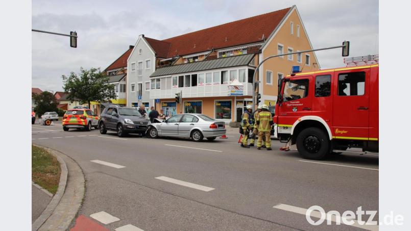 Ein BMW und ein Ssangyong-SUV waren am Dienstag an einem Zusammenstoß beteiligt, der sich auf der Regensburger Straße ereignete. Bild: Thomas Dobler