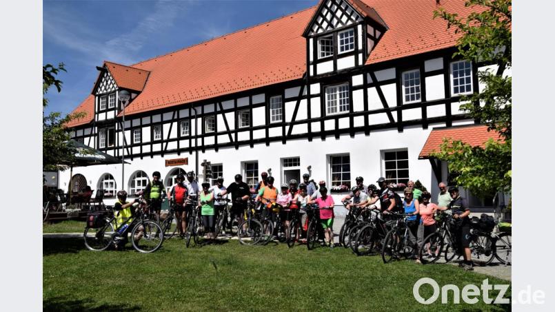 Die Radlergruppe kurz vor dem Start zum zweiten Teil der Radwanderung im ehemaligen Gutshof Statek Bernard, wo sie die Mittagspause verbrachte. Bild: mül