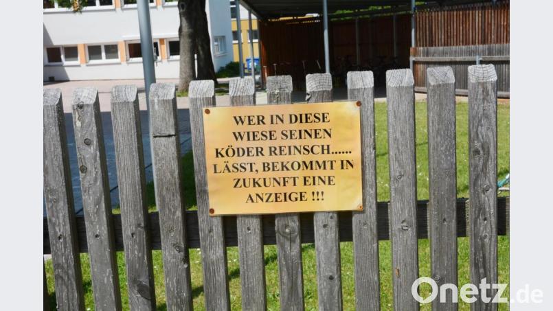 Auch dieses Plakat hängt vor der Grundschule in Schirmitz - Rechtschreibfehler inklusive. Bild: Gabi Schönberger