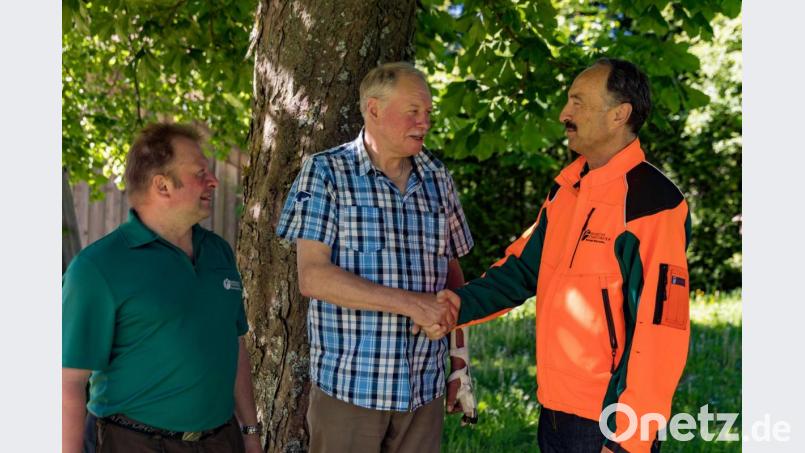 Winfried Pfahler, Leiter des Forstbetriebs Fichtelberg (rechts) und Personalratsvorsitzender Robert Sieber (links) verabschieden Klaus Schmidt, den stellvertretenden Teamleiter und Jagdsachbearbeiter in den Ruhestand. Bild: exb