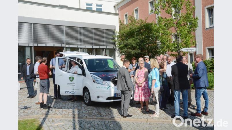 E-Carsharing ist ab sofort auch in Weiden möglich. Karl-Heinz Kaiser (rechts) und Jonathan Heise (Vierter von links) vom Unternehmen Mikar stellen das Projekt im Beisein von Bürgermeister Jens Meyer (Mitte) und zahlreichen Interessierten vor. Bild: Gabi Schönberger