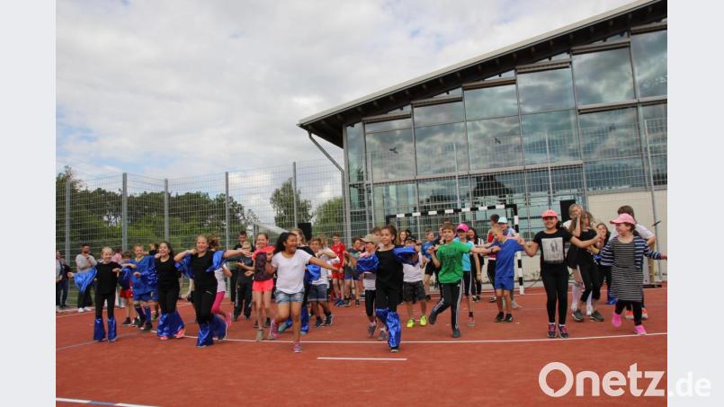 Wie die Schüler ihren neuen Allzweckplatz sportlich nutzen weren, zeigten sie den Gästen in einer beeindruckenden Show. Bild: ads