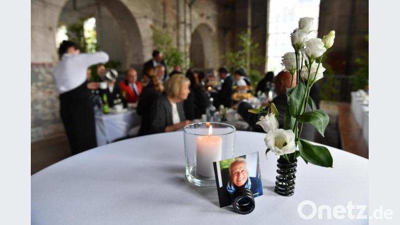Nach dem Trauergottesdienst waren die Gäste in die festlich herausgeputzte Glasschleif eingeladen. Und Walter Bach und die Federn standen überall im Mittelpunkt. Bild: Miedl/fph