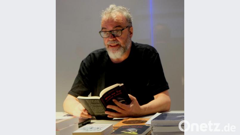 Buchautor Fernjo Terhart fesselt die Zuhörer mit seinen Kriminalgeschichten. Bild: le