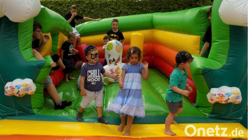 Die Kleinen fühlen sich in der Hüpfburg einfach wohl. Bild: zer