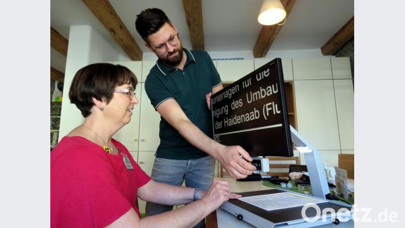 Blindenberaterin Bettina Pichlmeier und Christian Kubitschek erklären den Gästen, wie das Lesegerät funktioniert. Bettina Pichlmeier ist selbst betroffen und gibt ihre Erfahrungen gern weiter. Bild: ubb