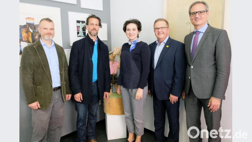 Die Vertreter der Kultur- und Kreativwirtschaft Marcus Rebmann (von links) und Sebastian von der Recke, StimulART-Projektmanagerin Laura Radulescu, Bürgermeister Martin Preuß und Kulturreferent Wolfgang Dersch. Bild: Susanne Schwab, Stadt Amberg