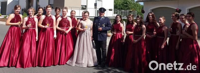 Festbraut Sophie Zölch (weißes Kleid) und Festleiter Marcus Fritsch in der Mitte der festlich gekleideten Festdamen-Riege. Bild: lst