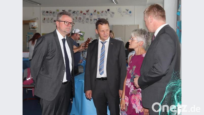 Bürgermeister Michael Göth sowie die Vertreter der Raiffeisenbank, Erich Übler und Martin Sachsenhauser, im Gespräch mit der Rektorin Gunda Köstler. Bild: mfh
