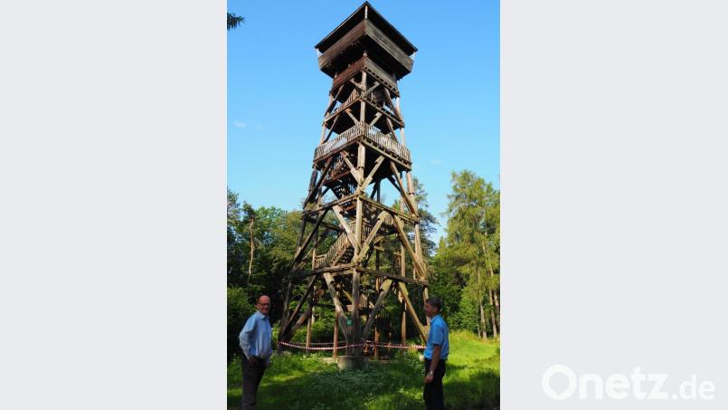 Franz Pfeffer vom Landratsamt (links) und Markus Kurz vom Naturparkverein Oberpfälzer Wald wissen, dass die Tage des Hirschberg-Turms gezählt sind. Jetzt beginnt die Suche nach Fördergeldern für einen Ersatz-Neubau. Bild: bl