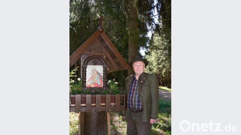 Eine stete Erinnerung an Hans Wöhrl bleibt der von ihm vor 40 Jahren gestiftete Bildstock am Waldlehrpfad. Bild: rn