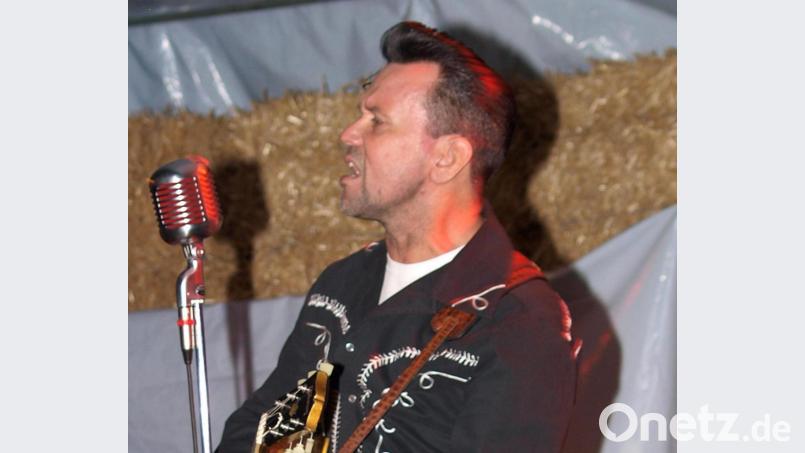 Scotty Schober, in Emhof geborener Gitarrist, ist seit über 30 Jahren in Deutschland und auch in den Staaten „on Tour“. Und am Samstag mit seinem Trio beim Nachtschwimmen im Freibad Rieden. Bild: sön