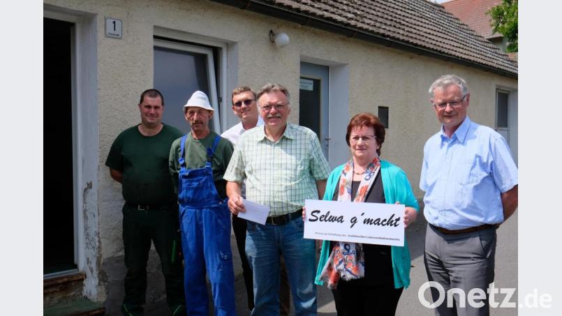"Selwa g'macht" aus Oberbibrach, das klingt schon jetzt verheißungsvoll. Für den guten Werbespruch bekommt Marianne Wiesend vom Vorstand des neuen Vereins um Hans Karl Hübner (Mitte), Florian Götz und Josef Henfling (von links) Anerkennung. Mit im Bild sind Bürgermeister Werner Roder (rechts) und Leader-Manager Hans-Michael Pilz (Dritter von links.) Bild: do
