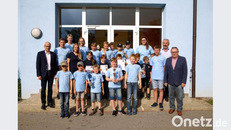 Gruppenbild mit den drei besten Gruppen. Bürgermeister Bernhard Lindner (links), stellvertretender Landrat Hans Kummert und Kreisbrandrat Fredi Weiß (von rechts) gratulieren den Teams. Bild: egl