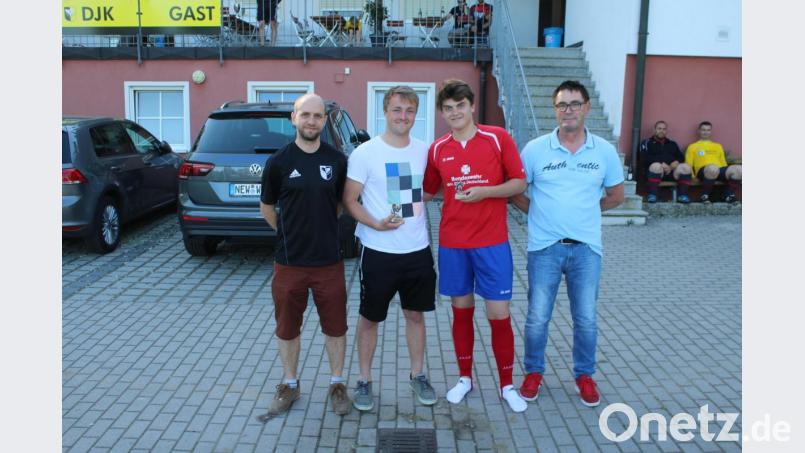 Lukas Piehler vom TSV Zielwasser (Zweiter von rechts.) und Manuel Achatz von den Honigdachsen (zweiter von links) werden als bester Spieler und bester Torwart ausgezeichnet. DJK und Stadtverbandsvorstand Wolfgang Schwarz (rechts) und Organisator Felix Steghöfer (links) gratulieren. Bild: sne