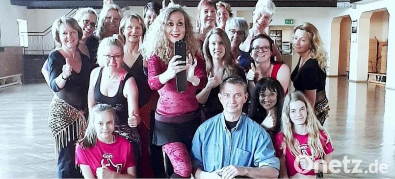 Bauchtanz-Workshop in der Stadt-Turnhalle: Blick in einen der großen Spiegel, vor denen die Teilnehmer in ihren Trainingsstunden üben. In der Mitte Leiterin Leyla Jouvana, rechts hinten Spartenleiterin Andrea Zeitler sowie vorne Roland Jova. Repro: hrö