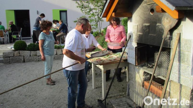 Individuelle Wildkräuterwanderungen mit Kräuterführerin Erika Bauer (vorne links) können mit einer leckeren Wildkräuterbrotzeit im &quot;Haus der Kräuter&quot; kombiniert werden, auch mit frischem Holzofenbrot und/oder Wildkräuterpizza von Kräuterbäcker Robert Besold (Vorne) im Holzofen gebacken. Bild: kkl