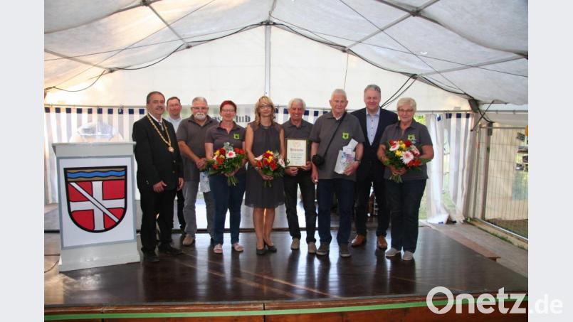 Von links 1. Bürgermeister und Schirmherr Peter Dotzler, Pfarrvikar Christian Preitschaft, Helmut Hentschke, Maria Hentschke, 1. Vorsitzende Sonja Seidel, Norbert Hager, Peter Nitsche, Landrat Richard Reisinger, Angela Nitsche. Bild: exb